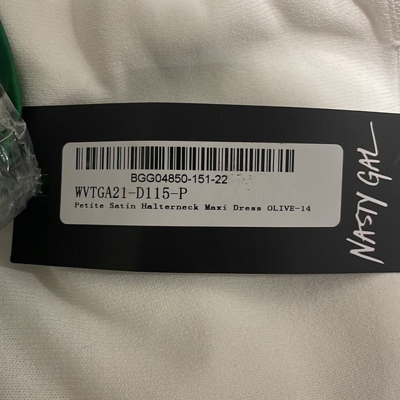 Nasty Gal halter-neck maxi dress in green. - Picture 2 of 3